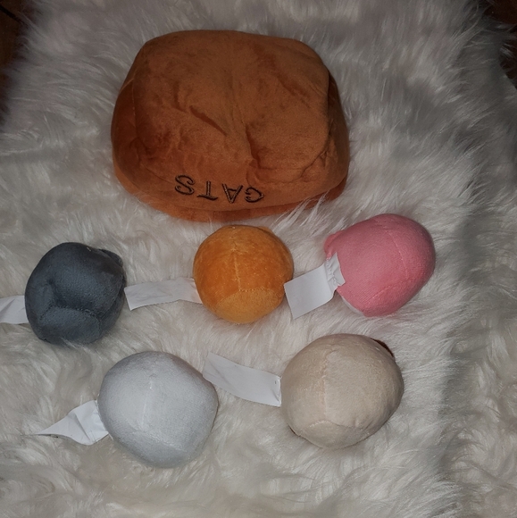 Basket of Cats Stuffed Animals - Picture 3 of 10